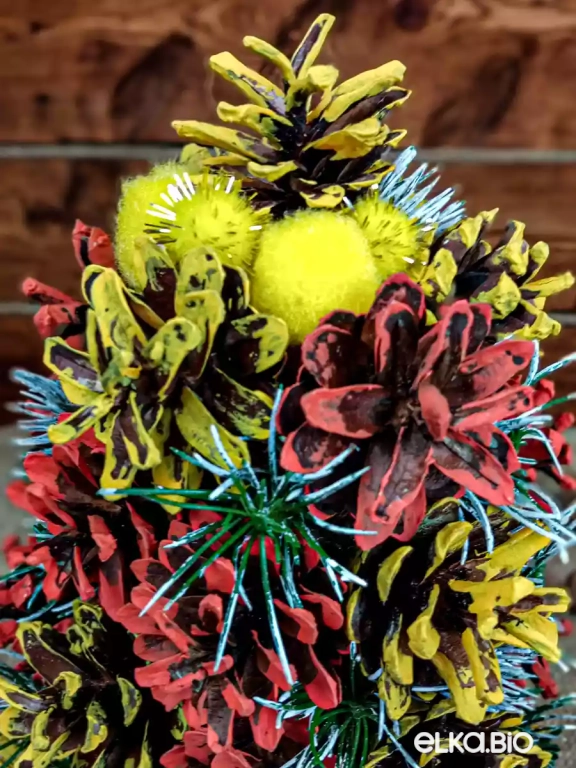 Настольная новогодняя елка из шишек Солнечный день А26-В10