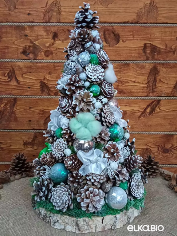 Настольная новогодняя елка из шишек с шарами и бантами Изумрудная сказка Т95-В49