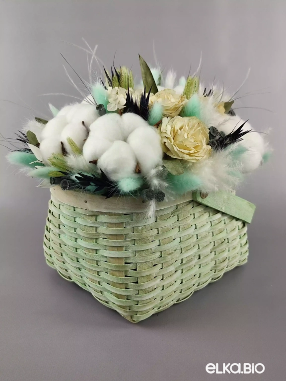 Композиция в корзине с хлопком и розами Ю61-B100