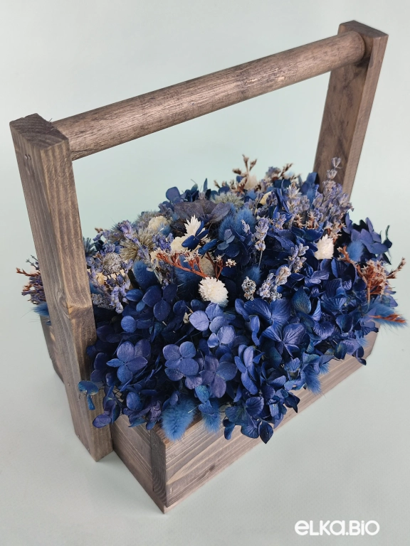 Настольная композиция в ящике из синих сухоцветов А154-B107