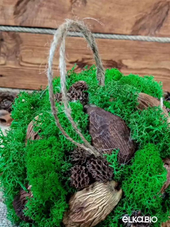 Декоративный шар из мха и декора Зеленый М7-В20