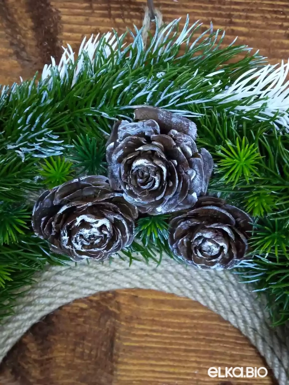 Венок декоративный из пекана, шелухи кедровых орехов Ореховый П9-В17