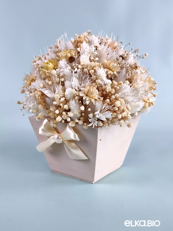 Композиция из гипсофилы, гелихризума и лагуруса в ящике Т187-B106