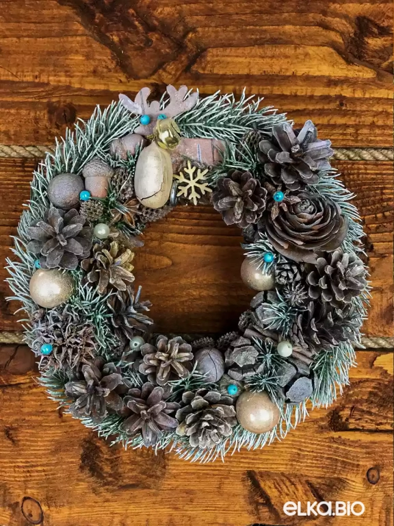 Новогодний венок из шишек Голубоглазый олень Т40-В5