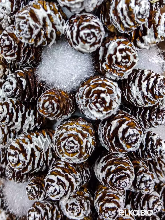 Настольная елочка из шишек ольхи Снежная королева А10-В10