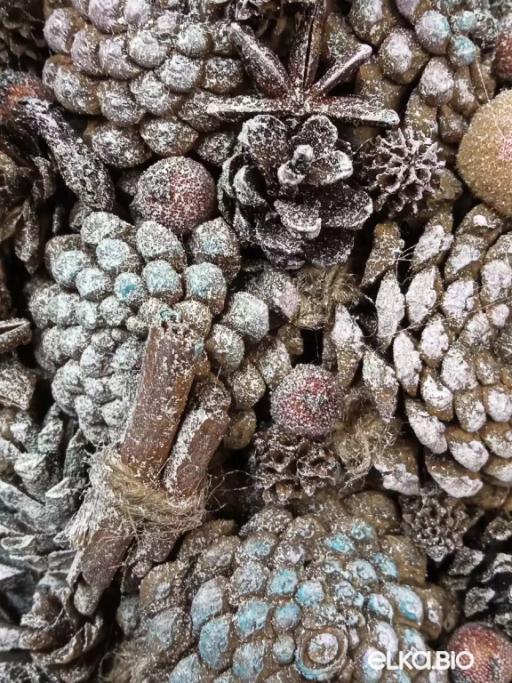 Настольная новогодняя елка из шишек Изысканная Т14-В12