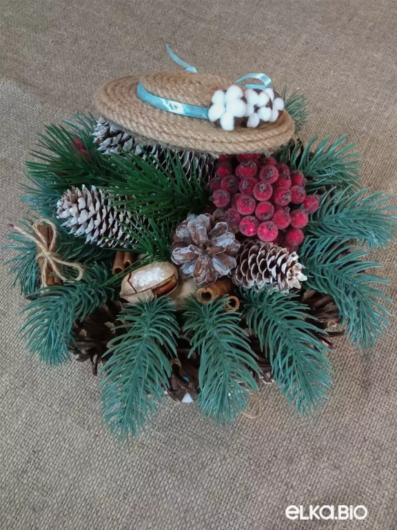 Настольная композиция с шляпой, шишками и ягодами Жемчужный рассвет П66-В52