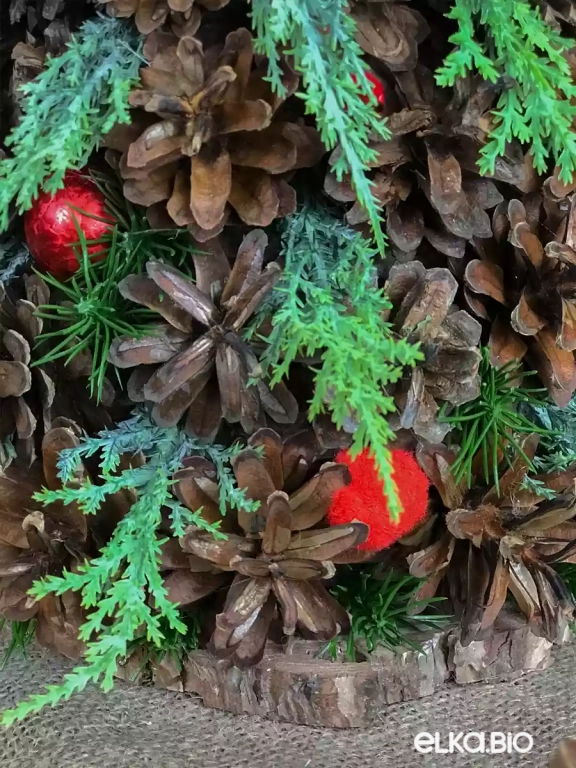 Настольная новогодняя елка из шишек Красная звезда А9-В1