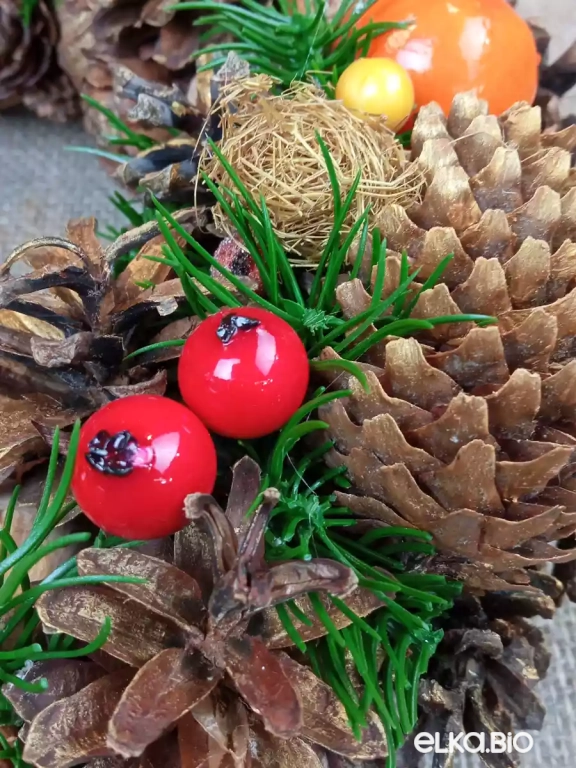 Венок из ливанского кедра, шишек ели и сосны Апельсинки Т24-В15