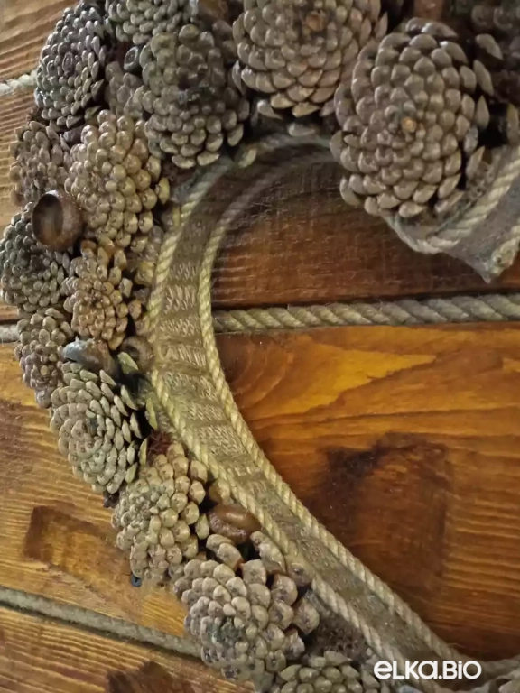 Подвесная композиция из шишек и мха Большое сердце Т82-В42