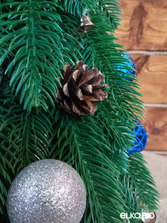 Настольная новогодняя елка из хвои с шарами Новогодняя симфония А91-В69