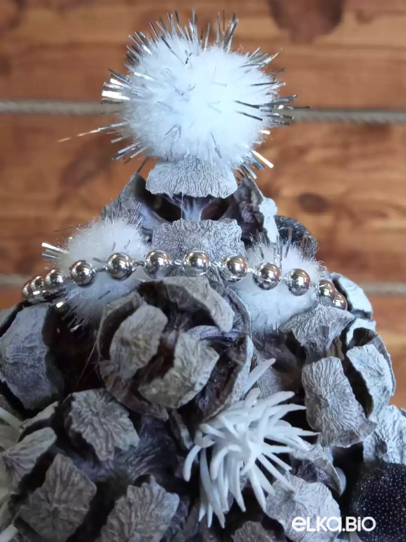 Настольная новогодняя елка из шишек кипариса Ветер Одиссеи М А40-В42