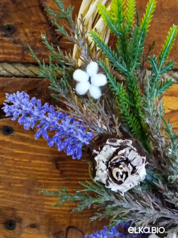 Декоративный венок из лозы, хвои и шишек Тополиный пух А66-В45