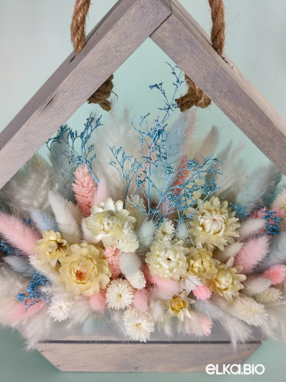 Композиция в ящике из фаляриса, лагуруса и гелихризума А153-B107