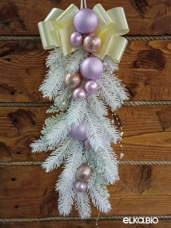 Подвесная композиция из хвои с шарами Бежевый бант Ю6-В33