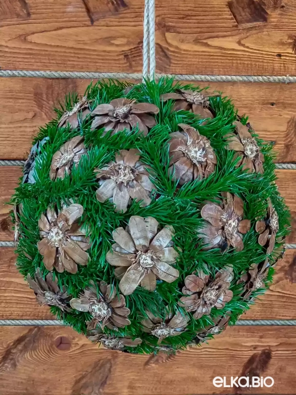 Декоративный шар из шишек сосны Цветочная поляна М1-В19 Декоративный шар из шишек сосны Цветочная поляна М1-В19