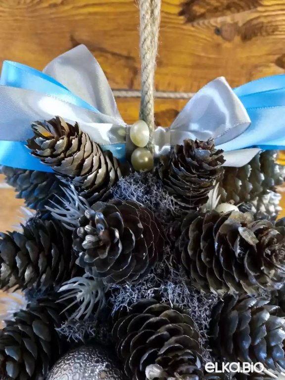 Подвесное украшение из шишек и шаров Вьюга Т101-В68