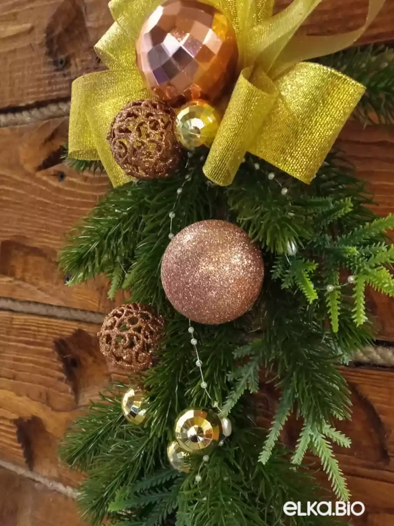 Подвесная композиция из хвои с шарами Золотой бант Ю5-В33