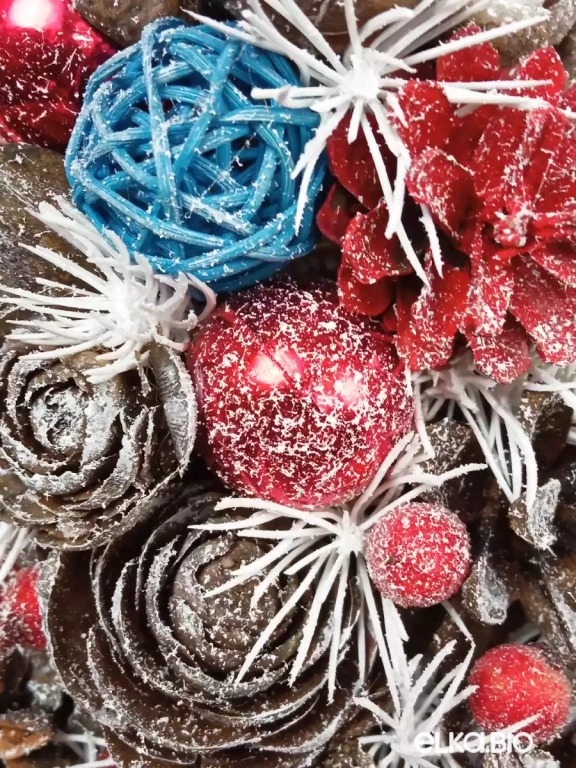 Настольная новогодняя елка из шишек Россия Т13-В12