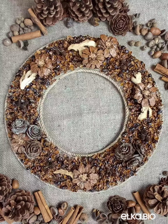 Венок декоративный из шишек и скорлупы кедрового ореха Тайна кедрового леса П40-В15