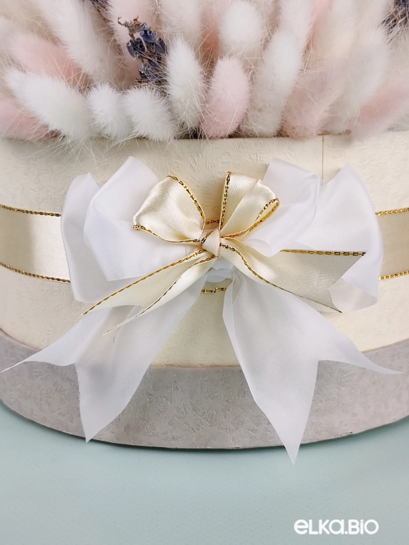 Композиция в шляпной коробке из белого и розового лагуруса А127-B103