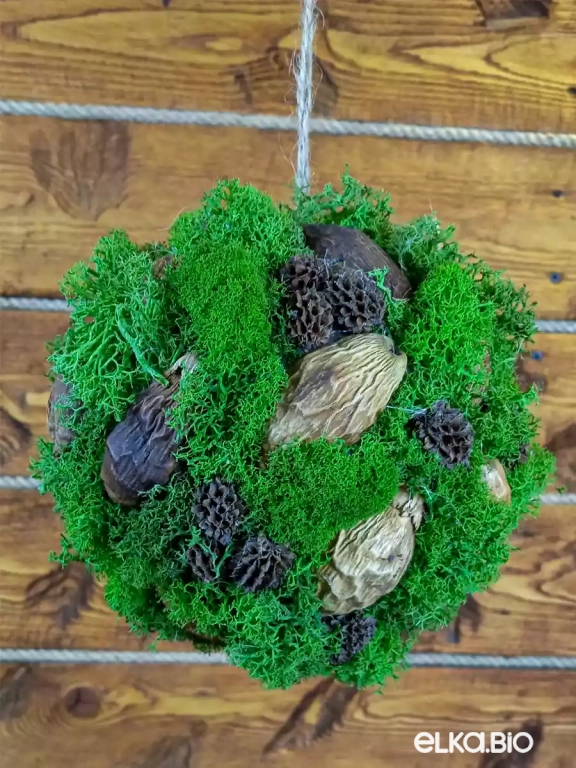 Декоративный шар из мха и декора Зеленый М7-В20