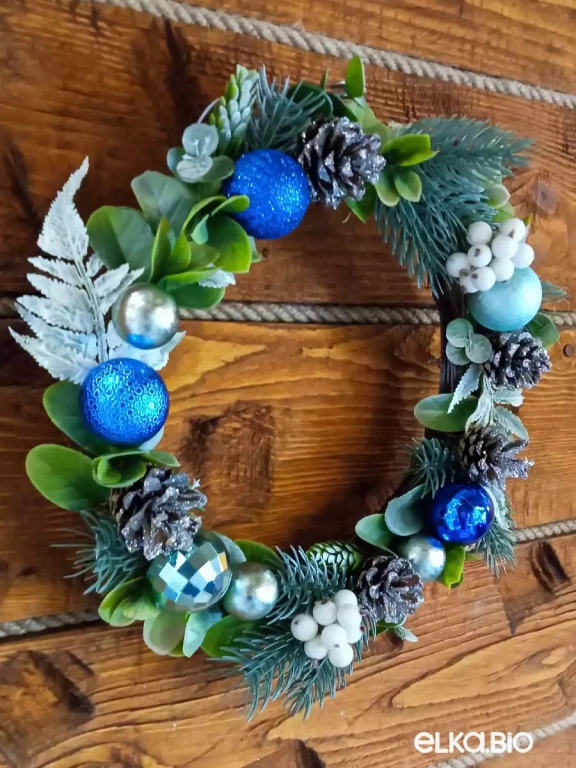 Декоративный венок из лозы с шарами Зимняя стужа А76-В48
