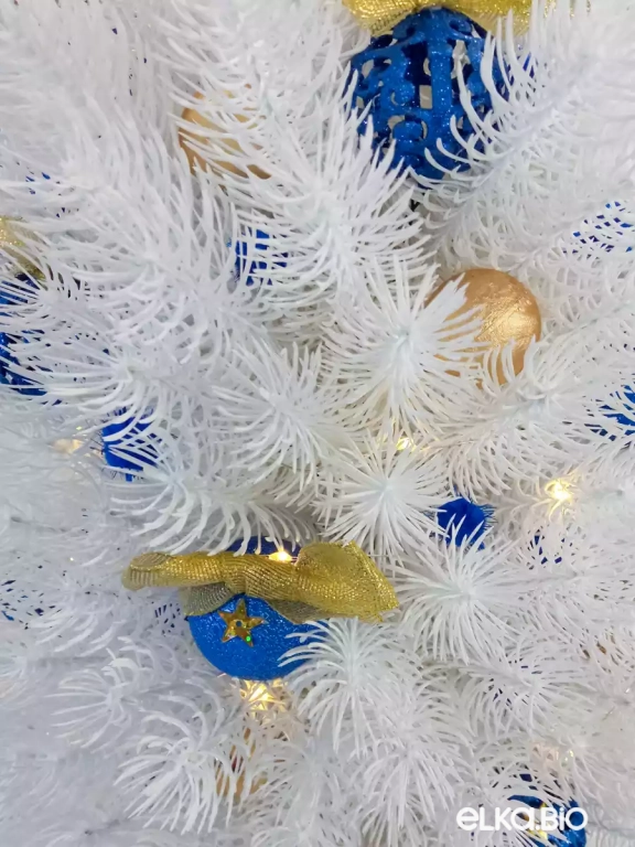 Настольная новогодняя елка из хвои с шарами и подсветкой Герда Т104-В73