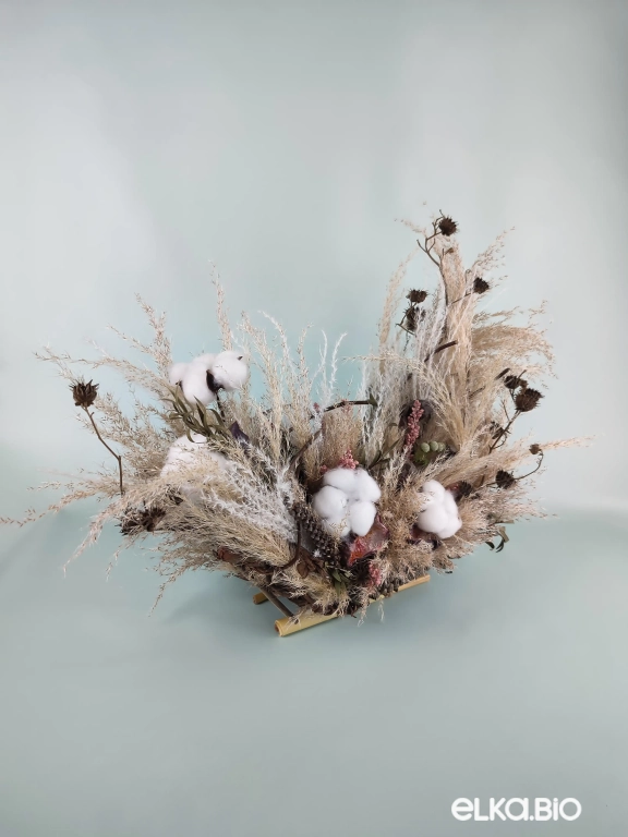 Композиция из пампасной травы и хлопка в корзине из лозы Б72-B105