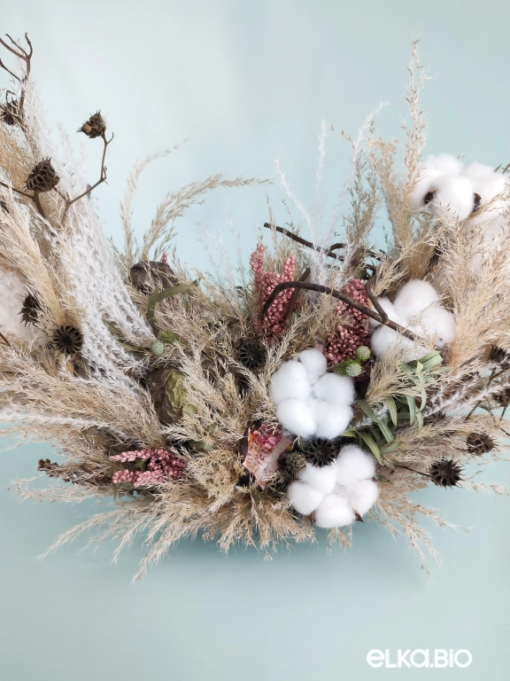 Композиция из пампасной травы и хлопка в корзине из лозы Б72-B105