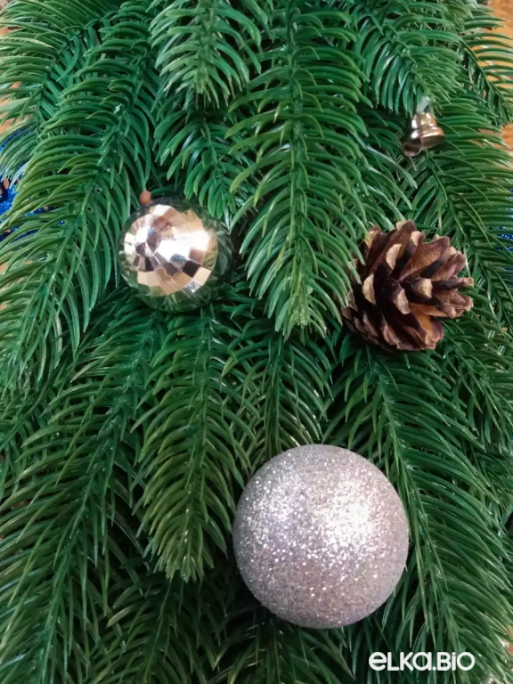 Настольная новогодняя елка из хвои с шарами Новогодняя симфония А91-В69