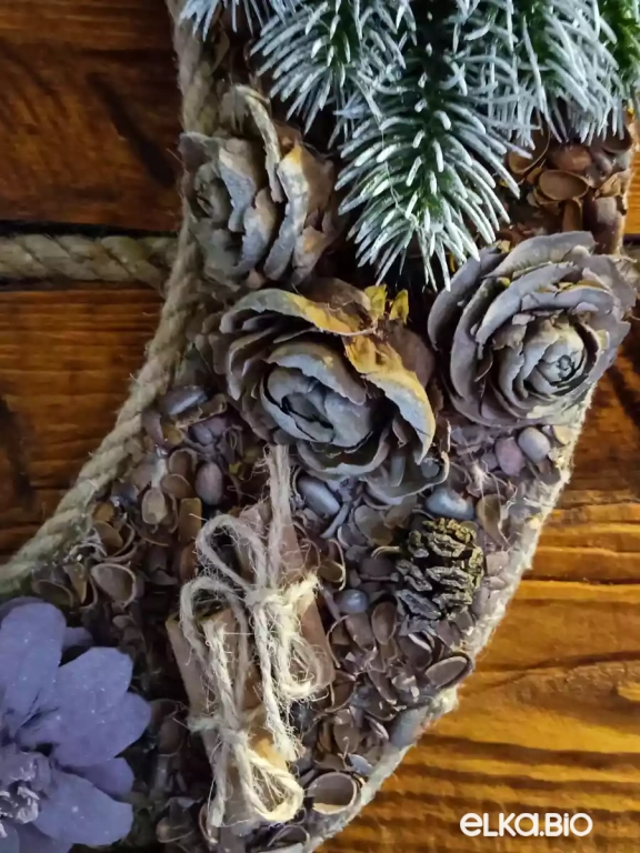 Венок декоративный из хвои и шишек Прохладный вечер П42-В18