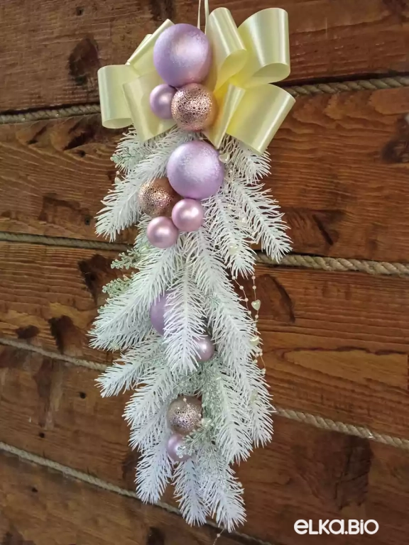 Подвесная композиция из хвои с шарами Бежевый бант Ю6-В33