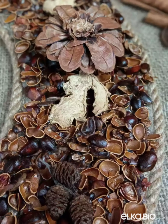 Венок декоративный из шишек и скорлупы кедрового ореха Тайна кедрового леса П40-В15
