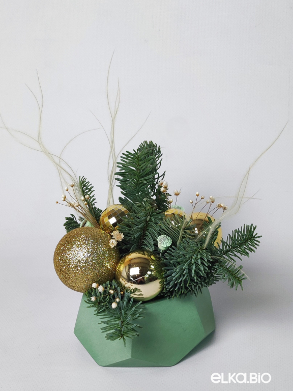 Композиция из нобилиса с золотыми шарами Ж39