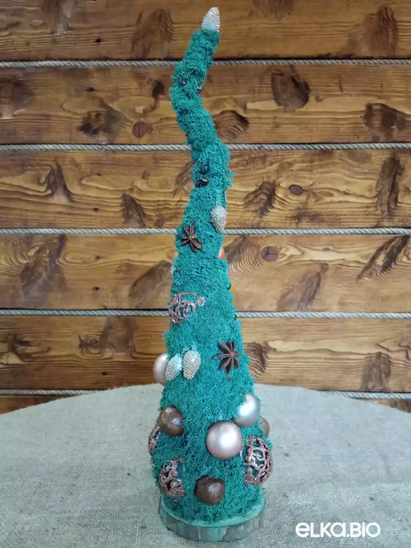 Настольная декоративная елка из мха и декора Загадка Б33-В66 Настольная декоративная елка из мха и декора Загадка Б33-В66