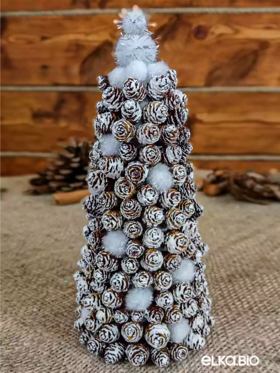 Настольная елочка из шишек ольхи Снежная королева А10-В10