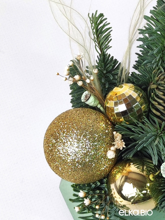 Композиция из нобилиса с золотыми шарами Ж39