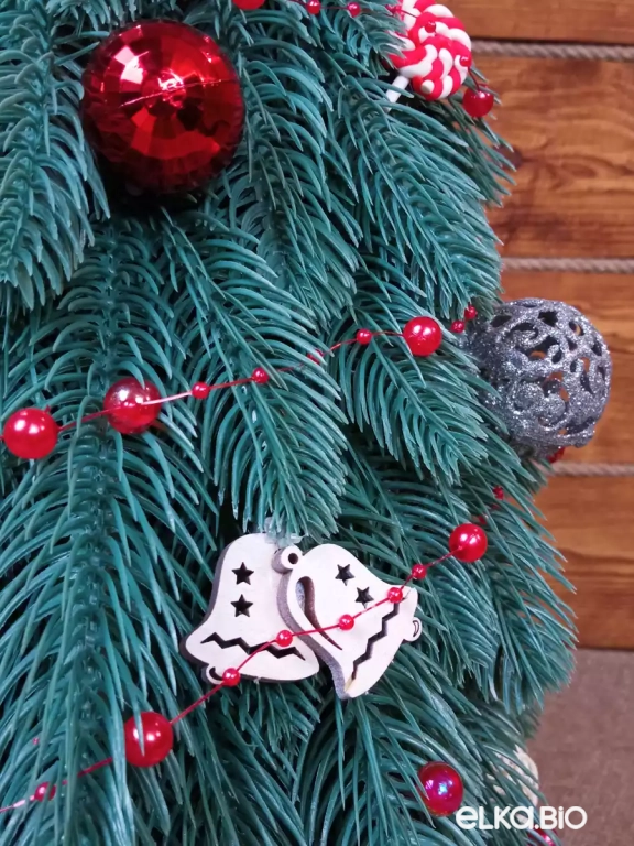 Настольная новогодняя елка из хвои, шаров и декора Ёлкины подарки А89-В66