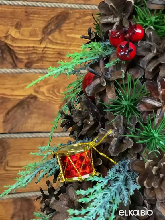 Настольная новогодняя елка из шишек Красная звезда А9-В1