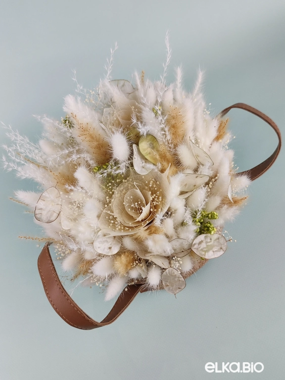 Композиция из белых цветов в корзине Б67-B103