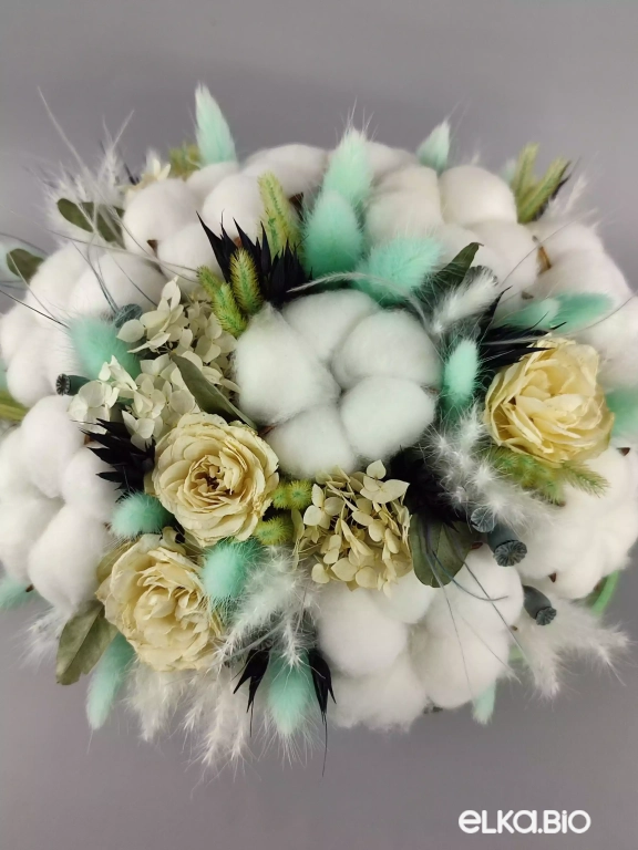 Композиция в корзине с хлопком и розами Ю61-B100