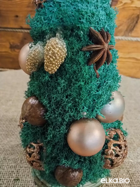 Настольная декоративная елка из мха и декора Загадка Б33-В66 Настольная декоративная елка из мха и декора Загадка Б33-В66