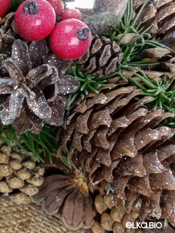 Новогодний венок из сосновых шишек и декора Серебро с ягодами Т28-В16