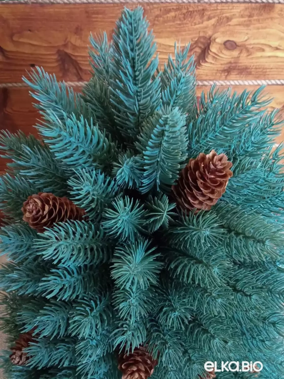 Настольная новогодняя елка из хвои и шишек Компакта (голубая) Т103-В74+65