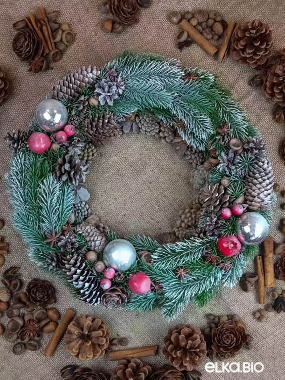 Новогодний венок из сосновых шишек и декора Серебро с ягодами Т28-В16
