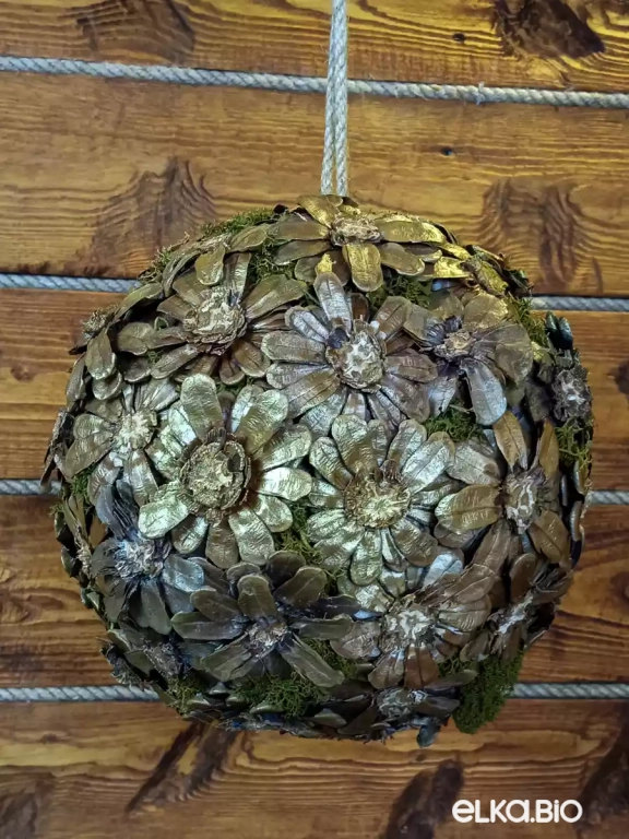 Декоративный шар из шишек Золотце М16-В25 Декоративный шар из шишек Золотце М16-В25