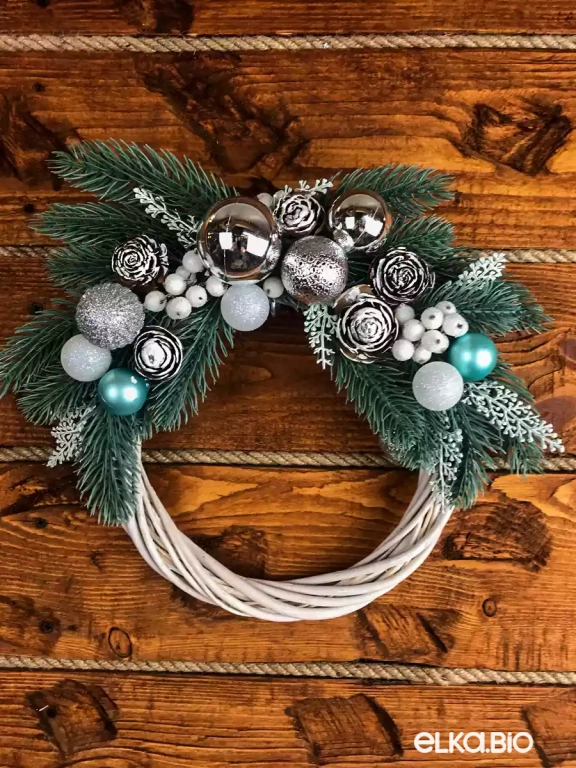 Венок декоративный из шишек ливанского кедра и ягод А17-В6