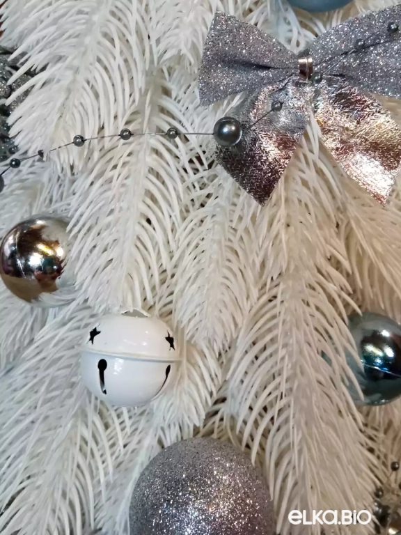 Настольная новогодняя елка из хвои с шарами Снежный бал А90-В69 Настольная новогодняя елка из хвои с шарами Снежный бал А90-В69