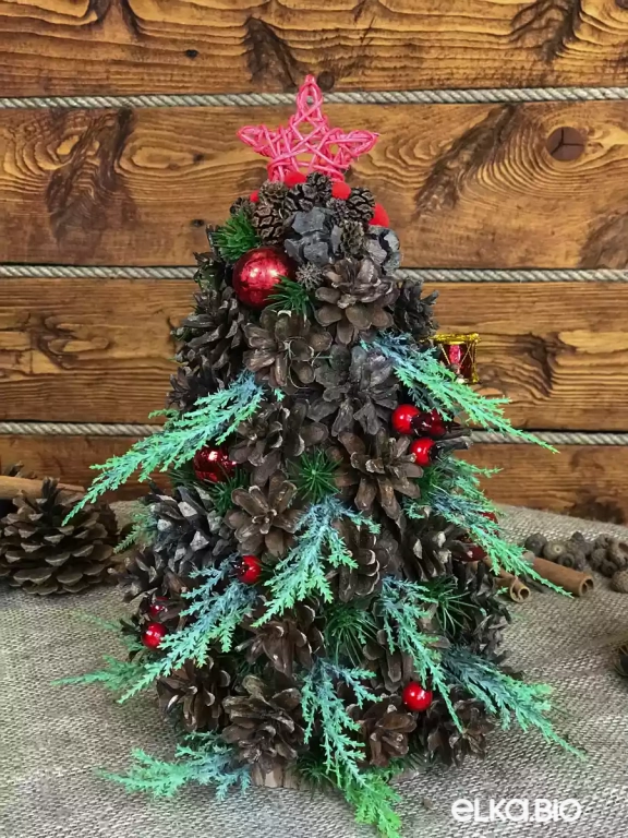 Настольная новогодняя елка из шишек Красная звезда (маленькая) А4-В2